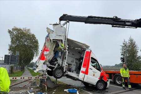 Der Rettungswagen wurde von der Unfallstelle geborgen.