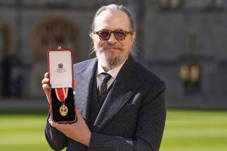 Gary Oldman von Prinz William zum Ritter geschlagen