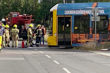 Rettungskräfte sind im Einsatz bei einem Verkehrsunfall mit einer Straßenbahn und einem Reisebus.