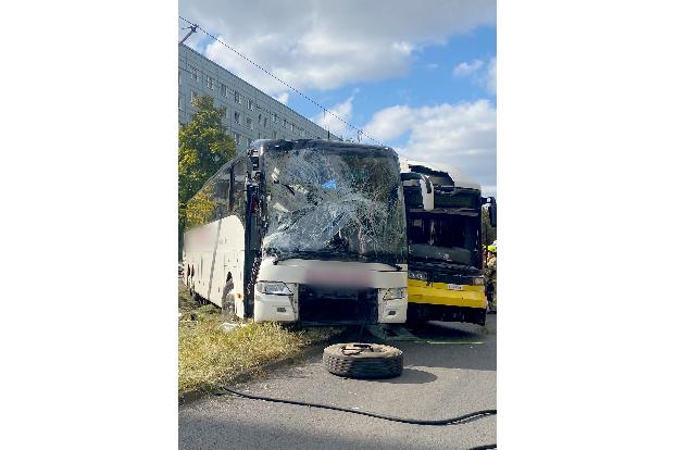 Der Fahrer eines Reisebusses wird bei einem Zusammenstoß mit einer Tram nahe dem Alexanderplatz schwer verletzt. 