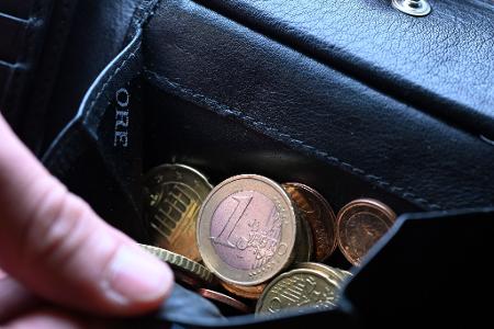 Viele Menschen machen sich Sorgen - auch wegen hoher Preise. (Symbolbild)