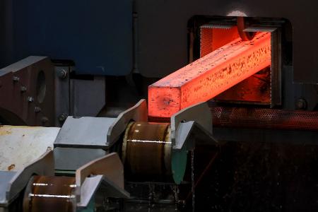 Die deutsche Stahlindustrie leidet unter der Krise in Abnehmerbranchen, vor allem der Autoindustrie. (Archivbild)