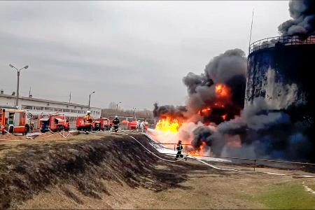Die Feuerwehr löscht ein in Brand geratenes Öldepot in Russland. (Archivbild)