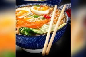 Wohltuende Nudelsuppe: Würzige Ramen mit Ei und Gemüse