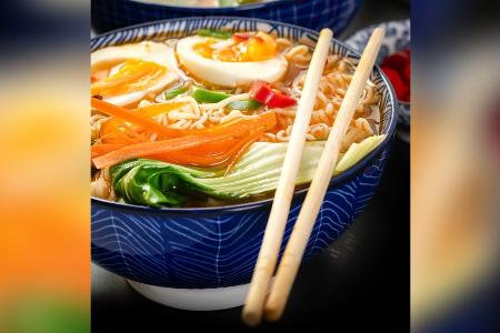 Wohltuende Nudelsuppe: Würzige Ramen mit Ei und Gemüse