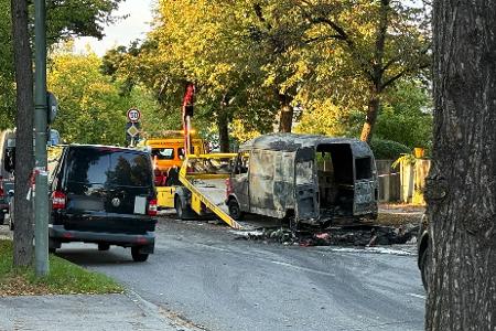 Mehrere Wagen gingen in Flammen auf.