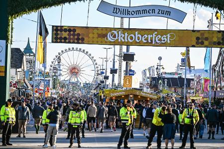 Die Wiesn wurde am Abend wieder geöffnet.