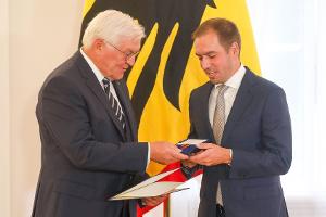 Philipp Lahm erhält Bundesverdienstkreuz von Frank-Walter Steinmeier