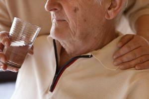 Die Pflege eines Angehörigen kann sowohl körperlich, als auch emotional ziemlich anstrengend sein. 