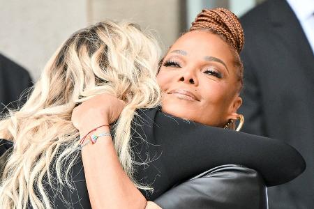 Janet und Paris Jackson umarmen sich herzlich bei Tom Ford Show