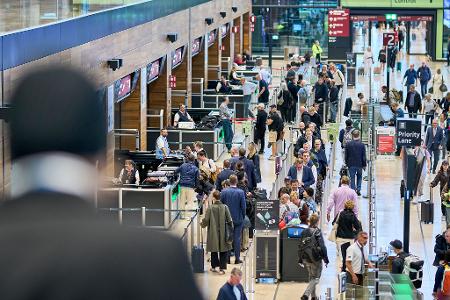 Am Wochenende werden sehr viele Fluggäste am Flughafen Berlin-Brandenburg erwartet. (Archivbild)