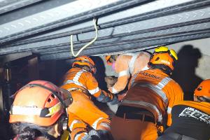 Die Retter haben mehrere Menschen lebend geborgen.