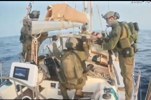 Maskierte israelische Soldaten haben die Boote der Gaza-Hilfsflotte vor Erreichen des Küstenstreifens geentert und die Besatzungen in Gewahrsam genommen. 
