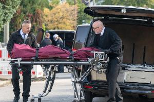 Nach dem dramatischen Einsatz mit Großbrand und Explosionen wird eine Leiche aus dem Haus geborgen. 