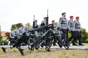 Die Bundeswehr soll attraktiver werden für junge Leute, denn der Bedarf ist aus Sicht der Regierung groß. (Archivbild)