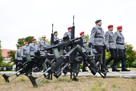 Die Bundeswehr soll attraktiver werden für junge Leute, denn der Bedarf ist aus Sicht der Regierung groß. (Archivbild)