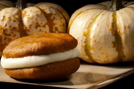 Fluffige Kürbis-Whoopie-Pies mit Karamell-Kick