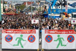 Der Andrang ist so groß, dass der Einlass zeitweise geschlossen wird.