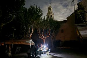Während des Blackouts sitzen Gäste eines Straßencafés in der Kleinstadt Premià de Mar bei Barcelona im Licht von Taschenlampen und trinken lauwarmes Bier. (Archivbild)