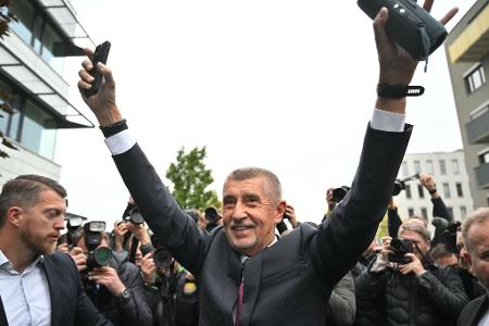 Der Vorsitzende der Oppositionsbewegung ANO, Andrej Babis, reagiert nach der Bekanntgabe des Wahlergebnisses. 