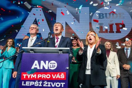 Der Vorsitzende der Oppositionsbewegung ANO, Andrej Babis (M), spricht nach der Bekanntgabe des Wahlergebnisses. 