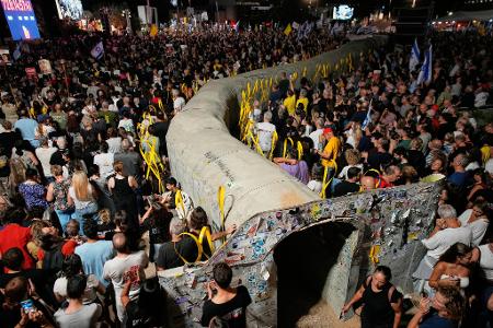 Nach Angaben der Organisation der Angehörigen von Geiseln demonstrierten in Tel Aviv rund 120.000 Menschen für die Freilassung der Entführten und einen Friedensschluss.