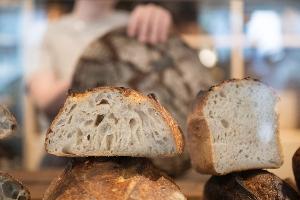 Szene-Cafés und Backstuben setzen schon länger auf den Sauerteig-Trend.