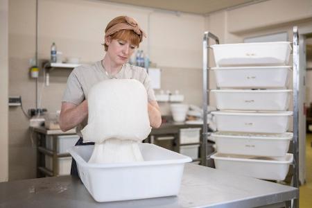 Der Teig muss in Etappen geknetet werden und danach lange ruhen.