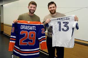 Müller und Draisaitl beim Trikottausch in Vancouver