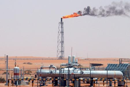 Blick auf ein saudi-arabischen Ölfeld, rund 160 Kilometer von Riad entfernt. (Archivbild)