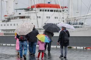 An den Küsten ist auch am Sonntag noch mit Regen und Sturm zu rechnen. 