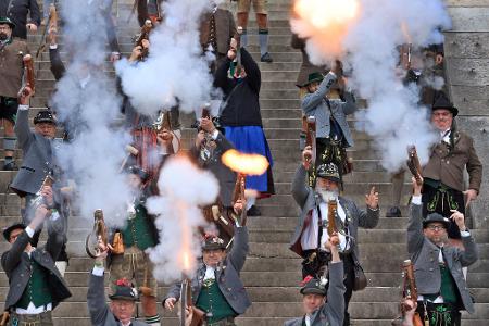 Böllerschüsse zum Wiesn-Ende.