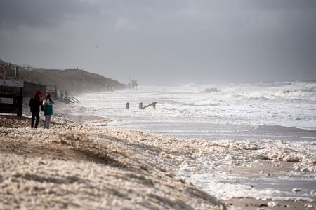 Sturmflut vor Sylt. Das Wetter lockte auch Spaziergänger an die Nordsee.