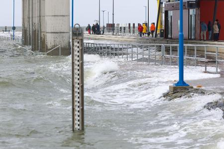 Teile des Fährhafens von Dagebüll werden bei einer Sturmflut überflutet.