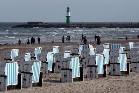Ostseestrand in Warnemünde. Nicht überall blieben die Strandkörbe stehen