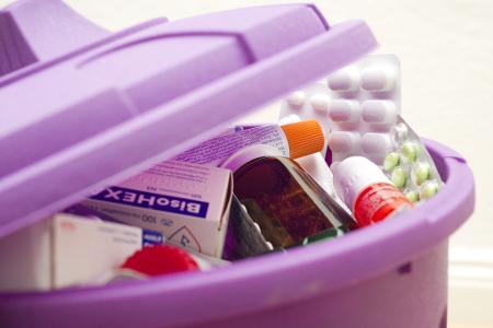 In vielen Gemeinden dürfen Medikamente im Hausmüll entsorgt werden. In die Toilette gehören sie dagegen nicht. 
