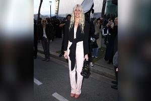 Claudia Schiffer strahlt auf der Paris Fashion Week
