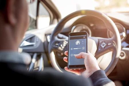 Handy Smartphone am Steuer