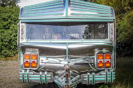 Außenaufnahme, Frontansicht, Bugfenster