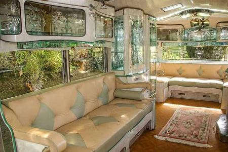 Innenaufnahme, Längssofa, Bugsofa, Glasvitrenen