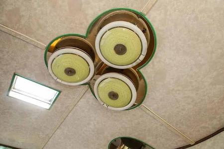 Detailansicht, Deckenlampe, kleines Dachfenster