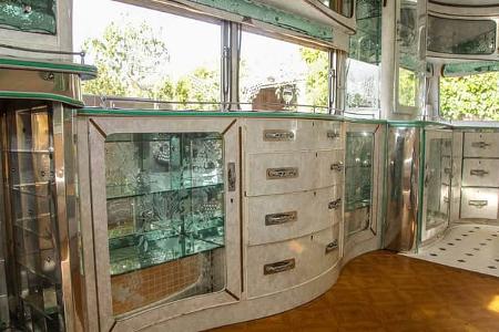 Anrichte, Glasvitrne, Schublade, geschwungene Formen