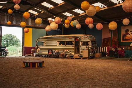 Scheune, Zirkus, Außenaufnahme Wohnwagen