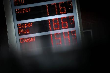 Ein Liter Super für 1,77 Euro - ziemlich teuer. Anderswo war das günstiger zu haben. (Archivbild)