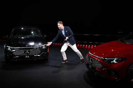 Bringt der neue vollelektrische CLA - hier bei der Vorstellung durch Mercedes-Chef Ola Källenius - die Wende bei den E-Auto-Verkäufen der Schwaben? (Archivbild)