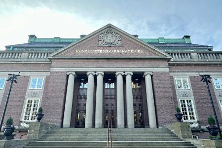 Die Königlich-Schwedische Akademie der Wissenschaften auf dem Gelände der Universität von Stockholm gibt traditionell die Nobelpreisträger in den Kategorien Physik und Chemie bekannt. 