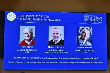 Bei der Verkündung der Namen der Empfänger des Nobelpreises für Physik werden Fotos der Gewinner John Clarke (l-r), Michel H. Devoret und John M. Martinis, auf einem Bildschirm in Stockholm, Schweden, gezeigt.