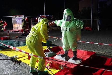 In Schutzausrüstung waren Einsatzkräfte vor Ort.