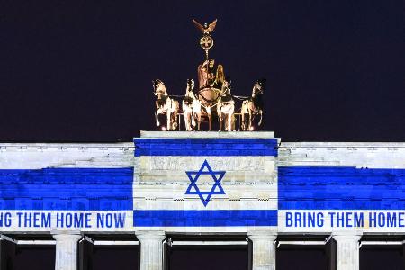 Auch am Brandenburger Tor wurde der Geiseln gedacht und ihre Freilassung gefordert.