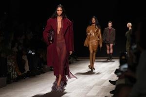 Weinrot ist im Herbst 2025 überall: So stylt man die Trendfarbe